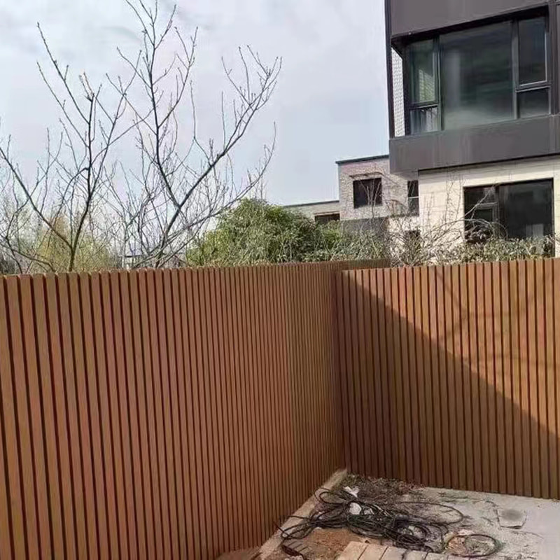 Màn hình hàng rào trang trí đồng đùn Hàng rào bảo mật tổng hợp WPC chịu được thời tiết Hàng rào sân vườn Chống nắng Chống mài mòn Chống mối mọt Dễ lắp đặt